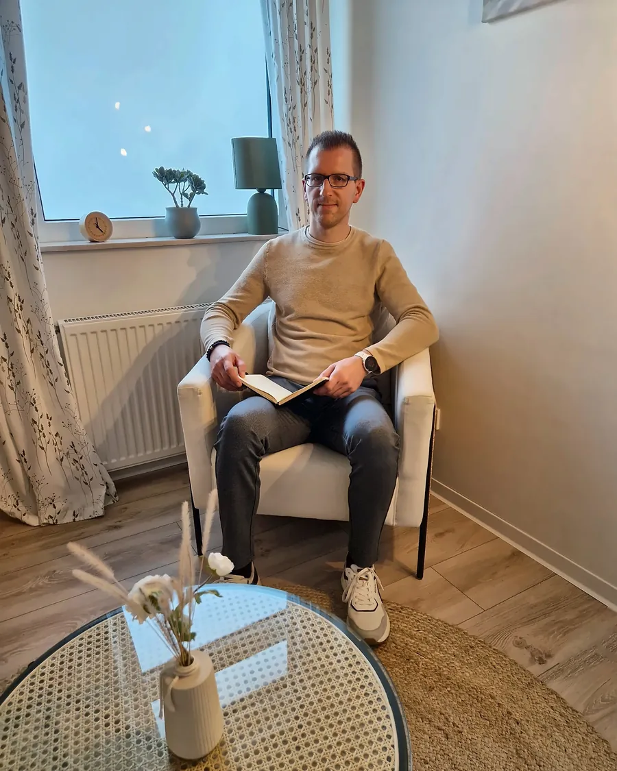 Tobias Falkenroth in seinem Coachingraum in Paderborn